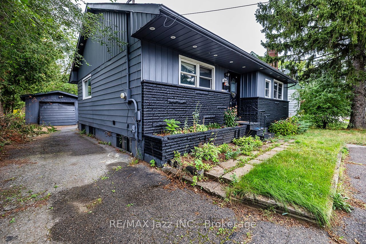 1500 Simcoe Street N