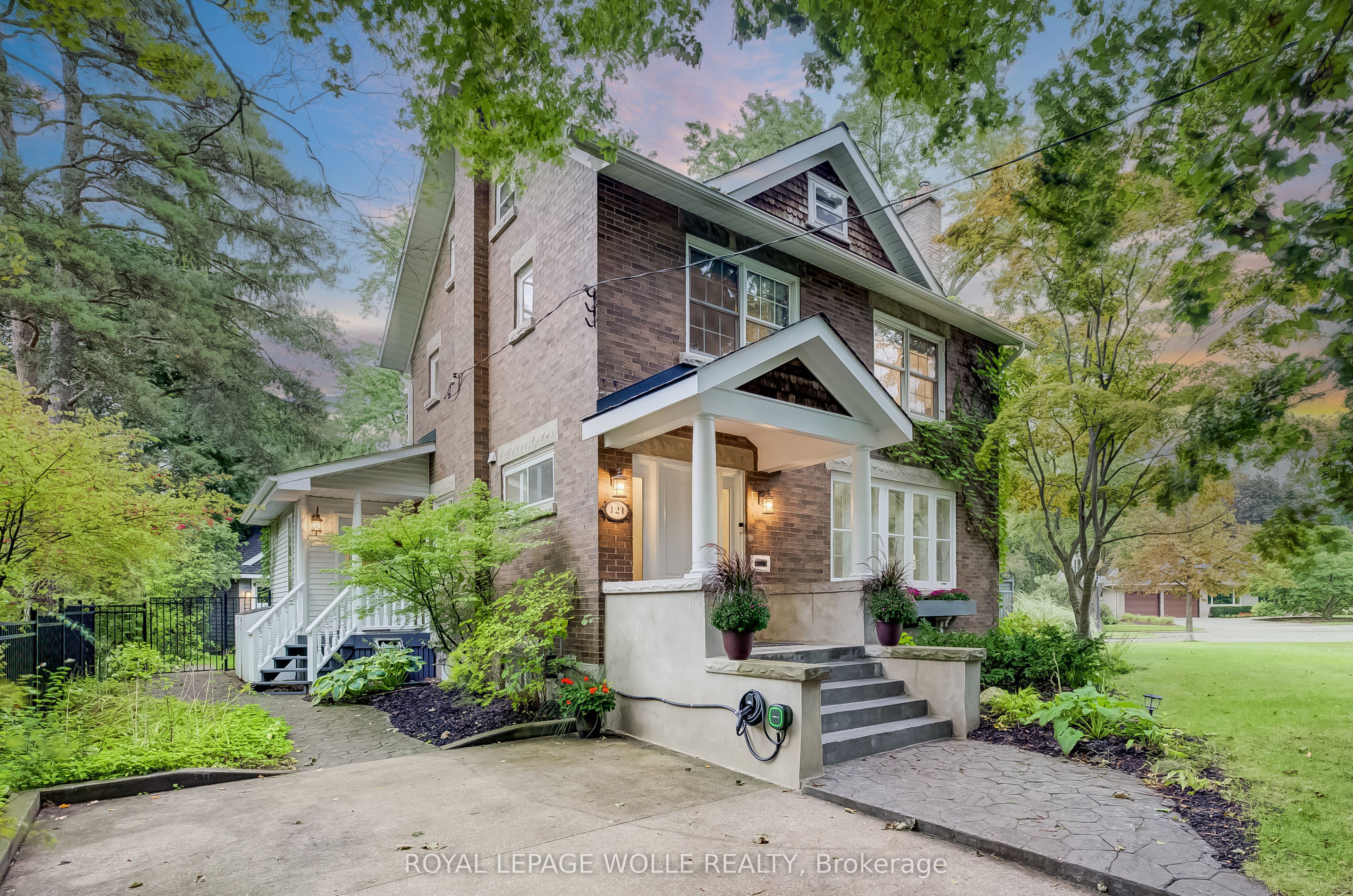 121 Allen Street W