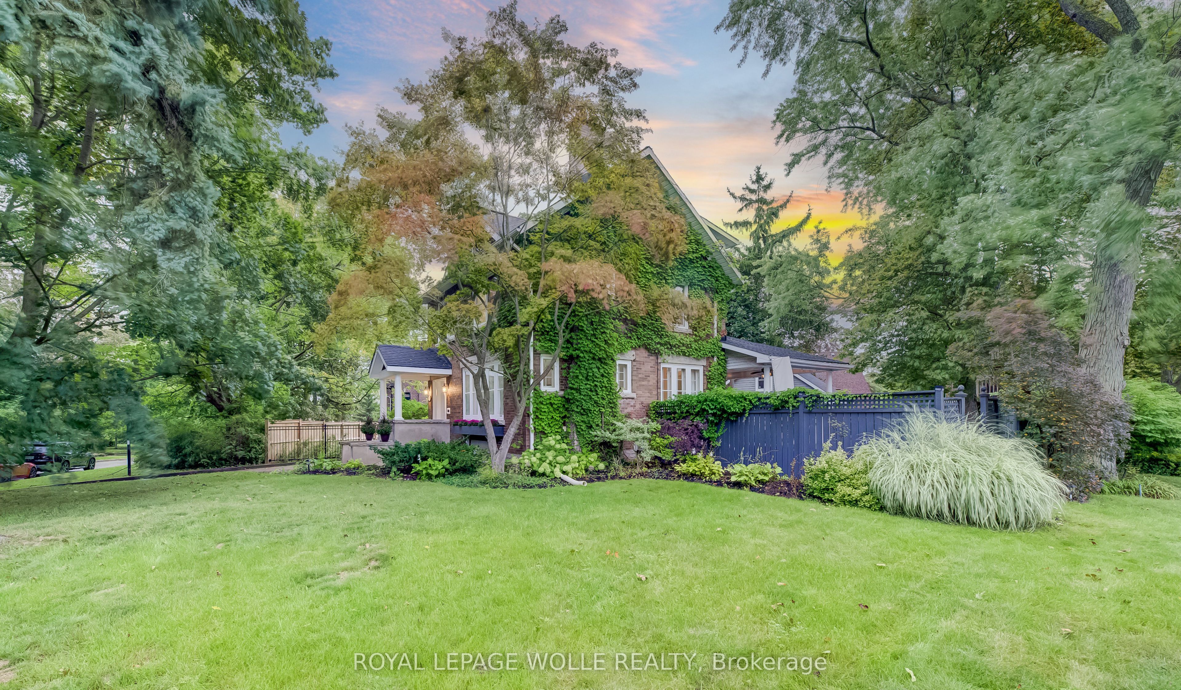 121 Allen Street W