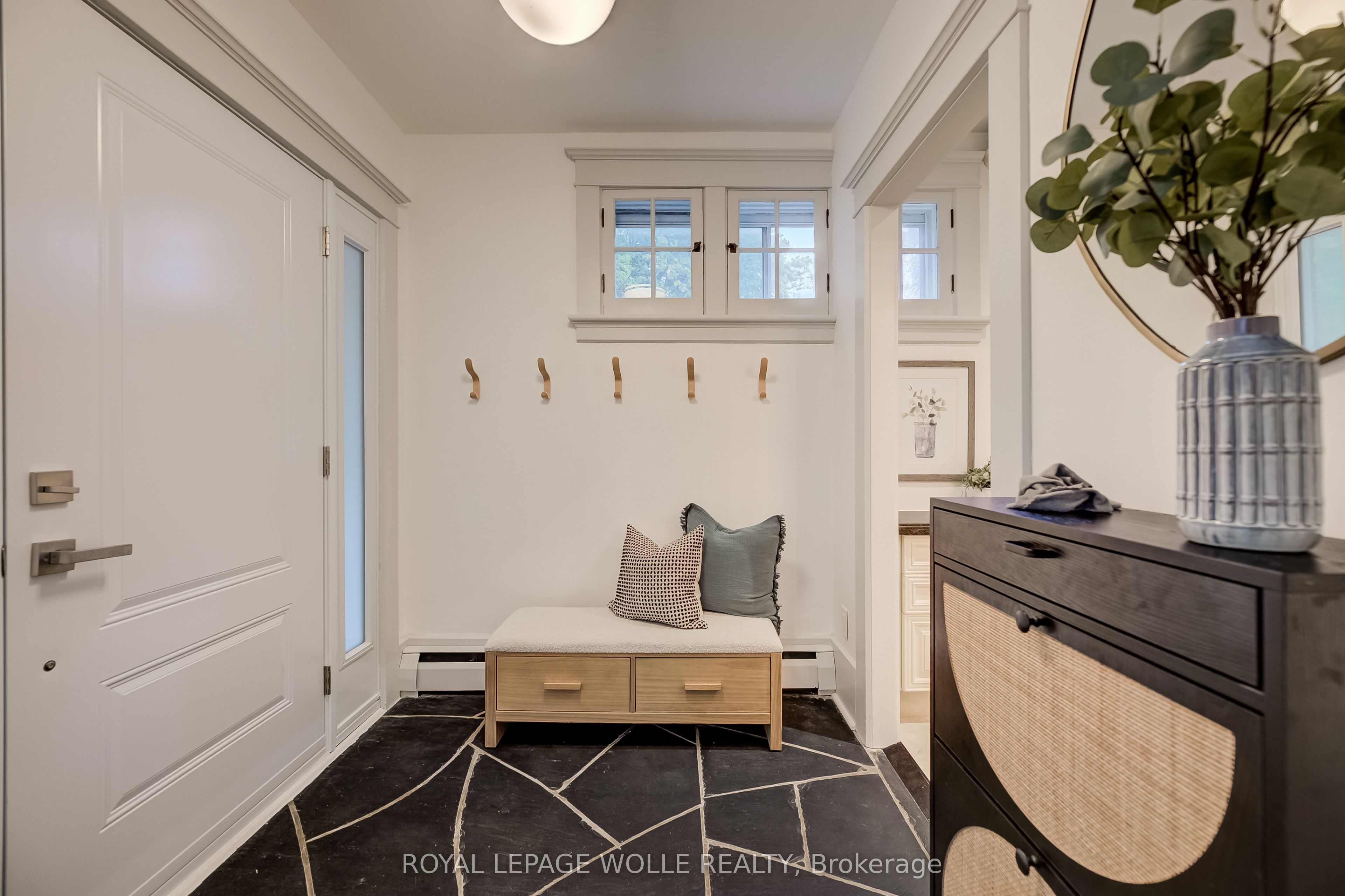 121 Allen Street W