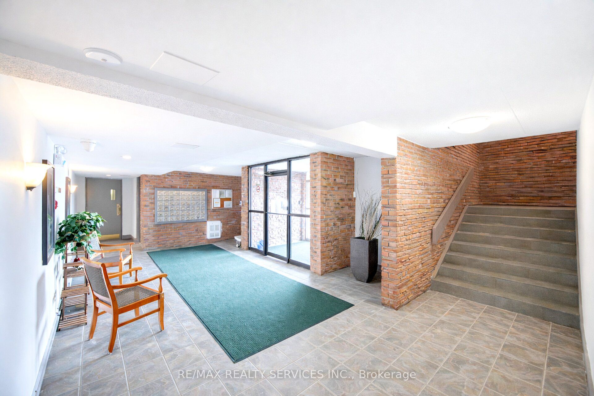 580 Mary Street E 105