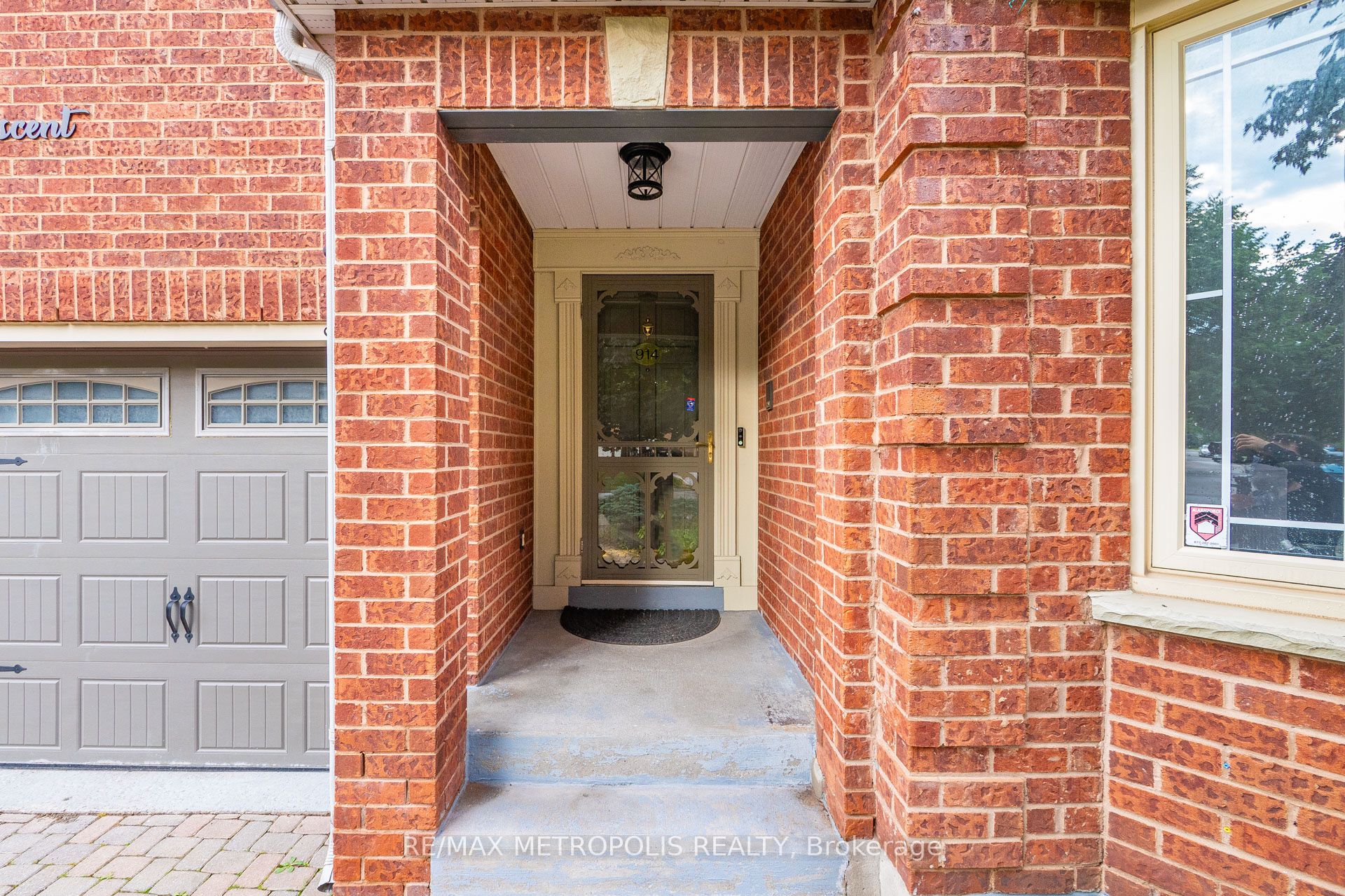 914 Sproule Crescent