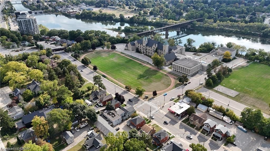 225 ,229,231 Water Street N