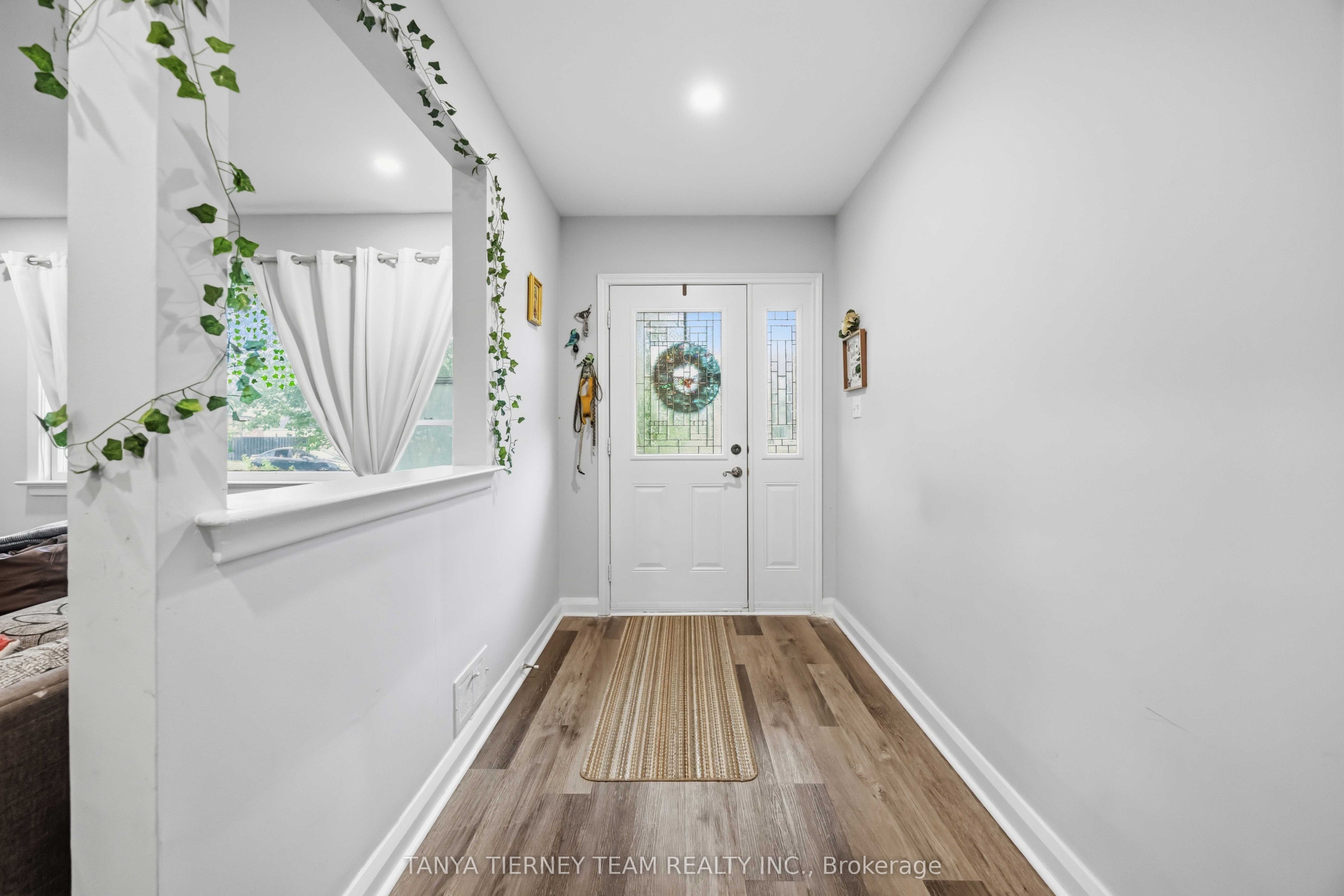 118 Rossland Road W