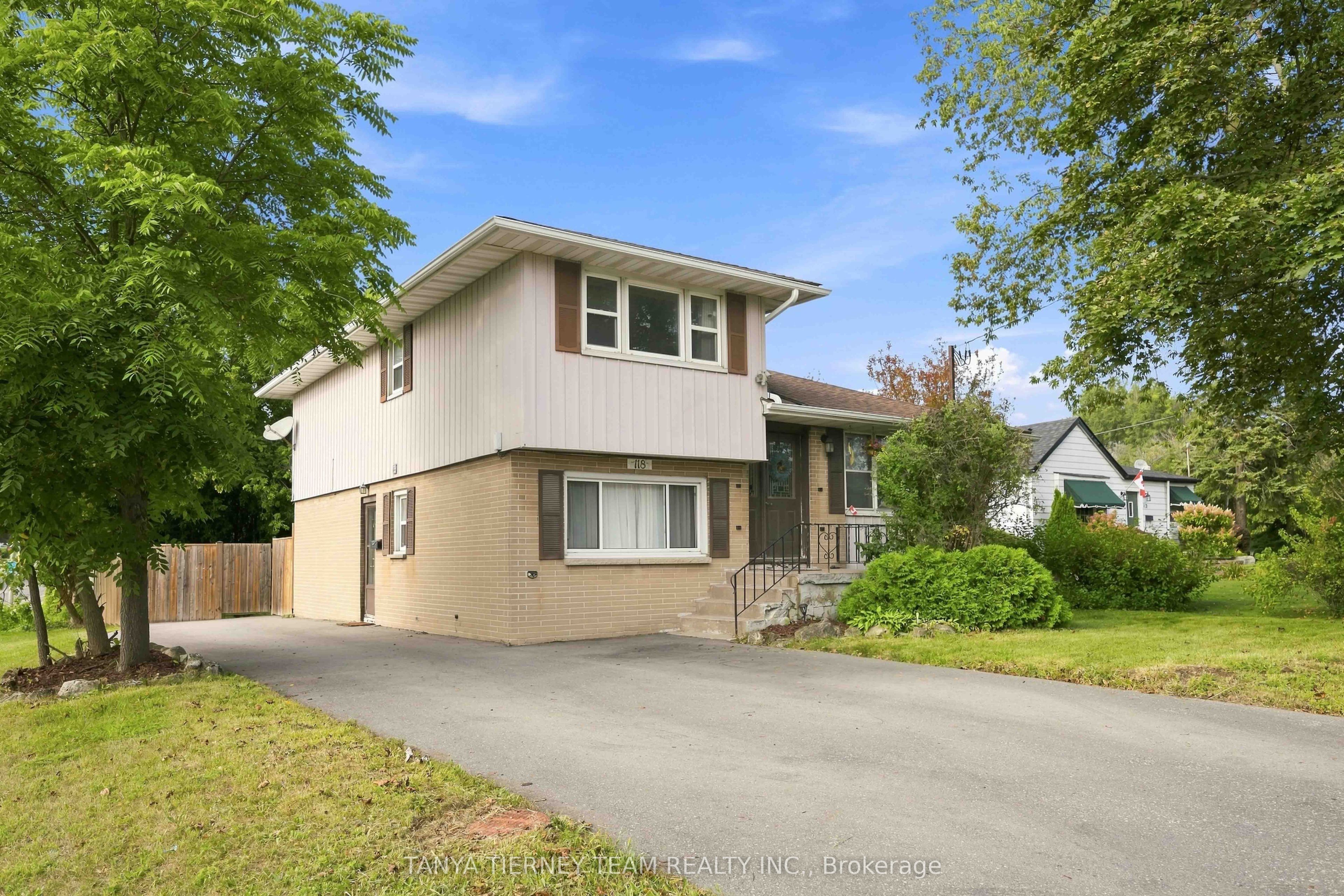 118 Rossland Road W