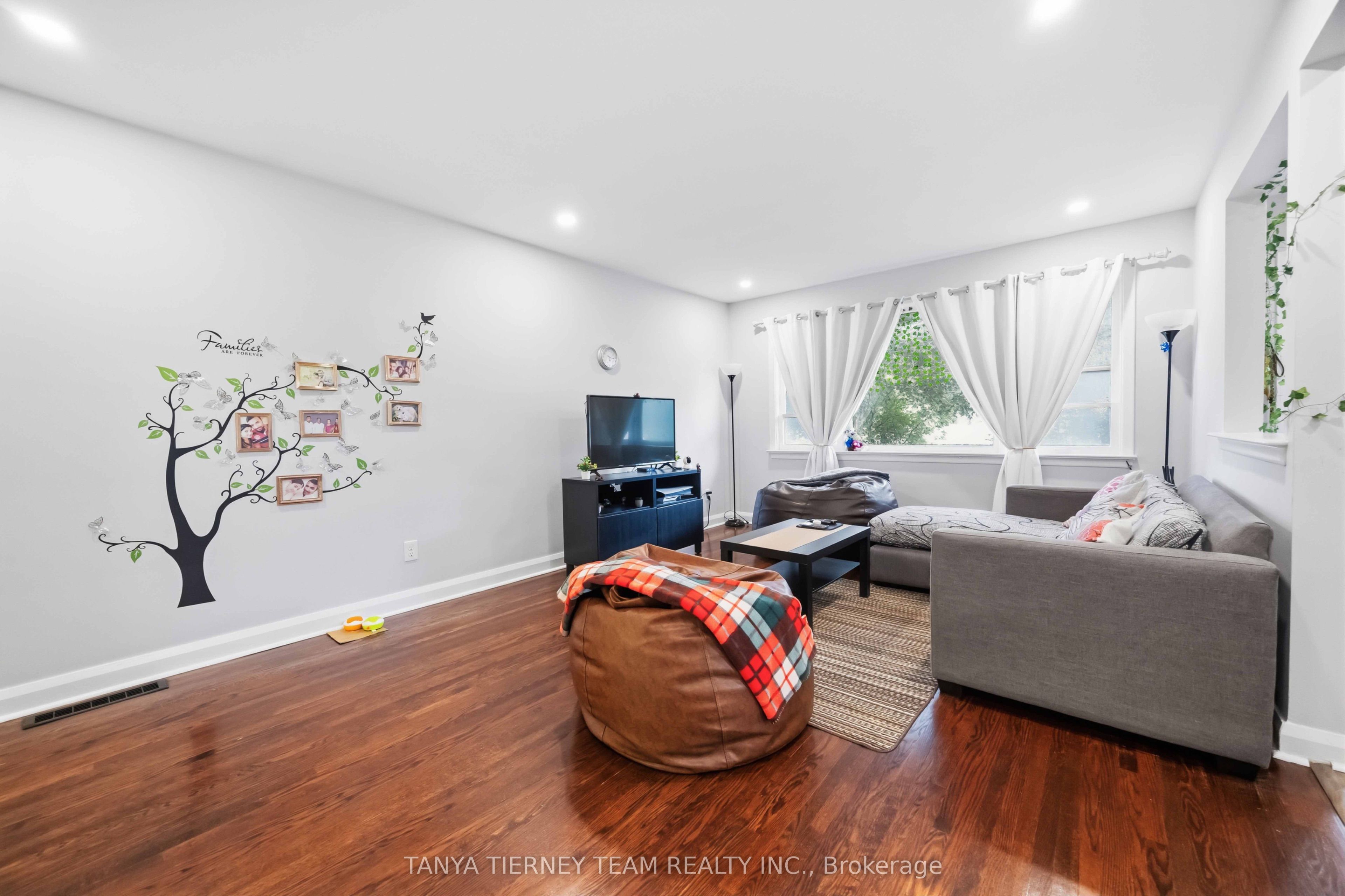 118 Rossland Road W