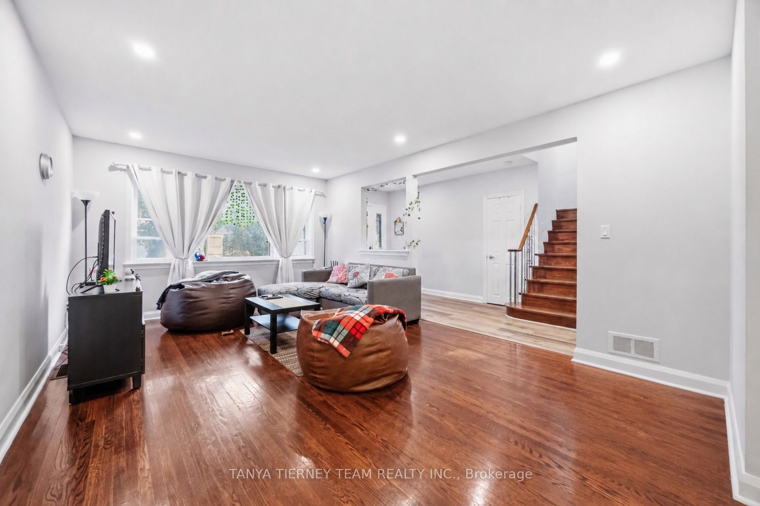 118 Rossland Road W