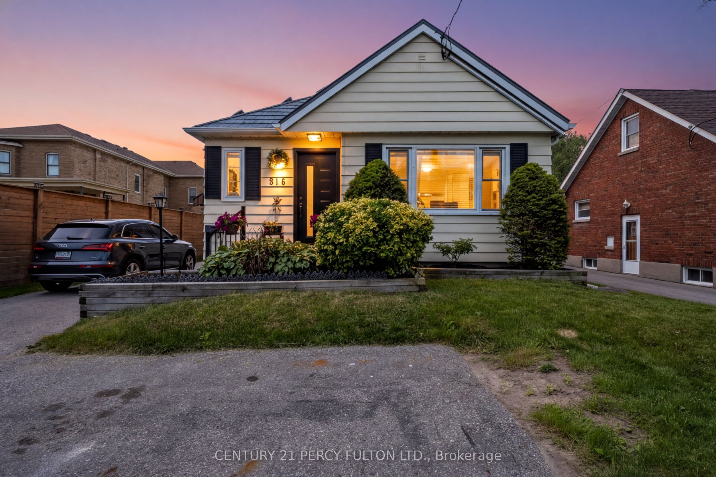 816 SIMCOE Street N