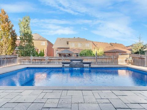 9 Heaney Court Aurora ON L4G 0J7