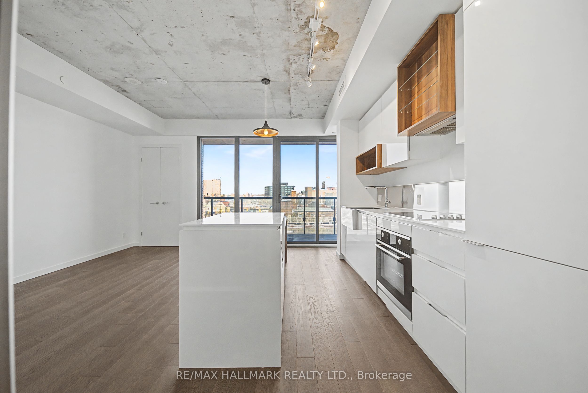 383 Sorauren Avenue 609