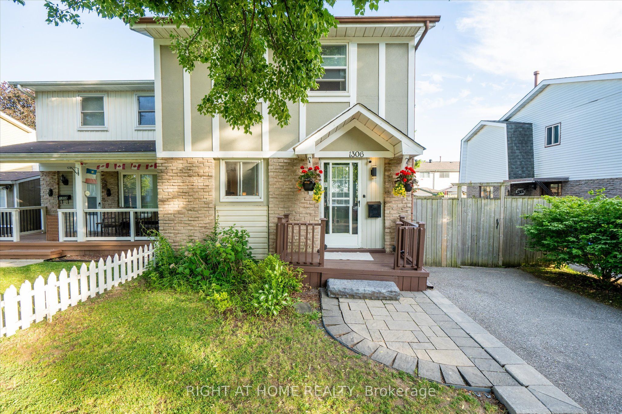 1306 Fenelon Crescent