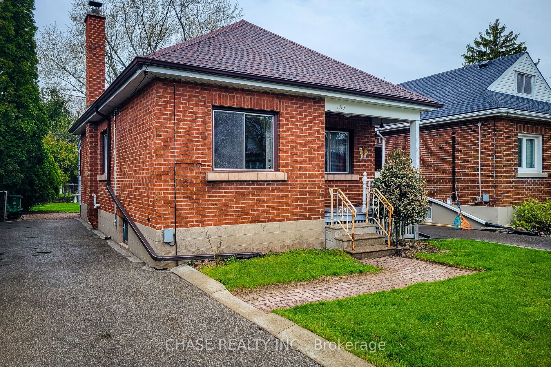 187 Paradise Road N