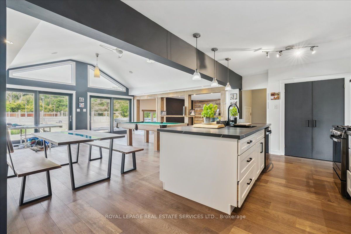 1099 Burnhamthorpe Road W