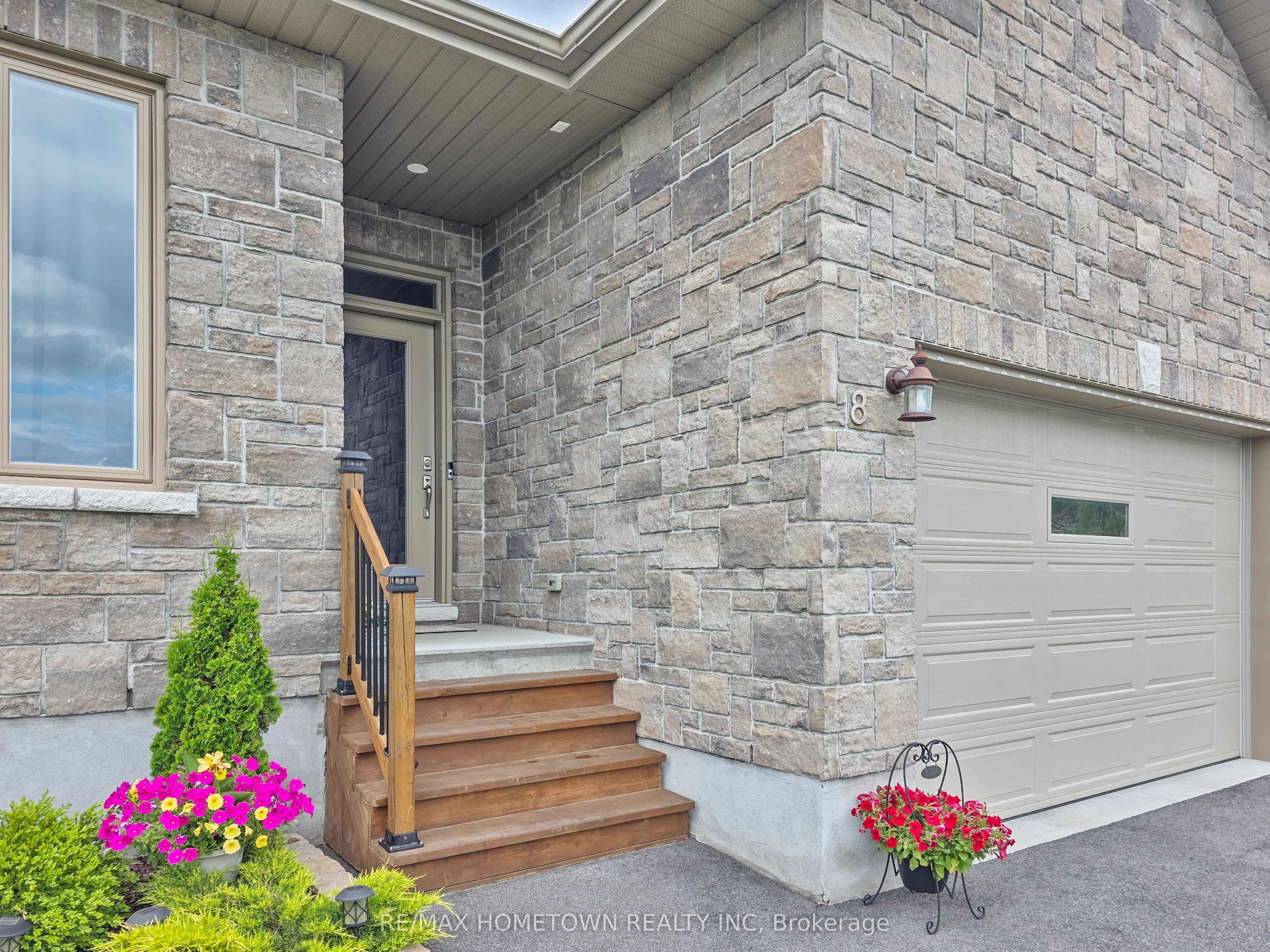 8 BILLINGS Avenue W