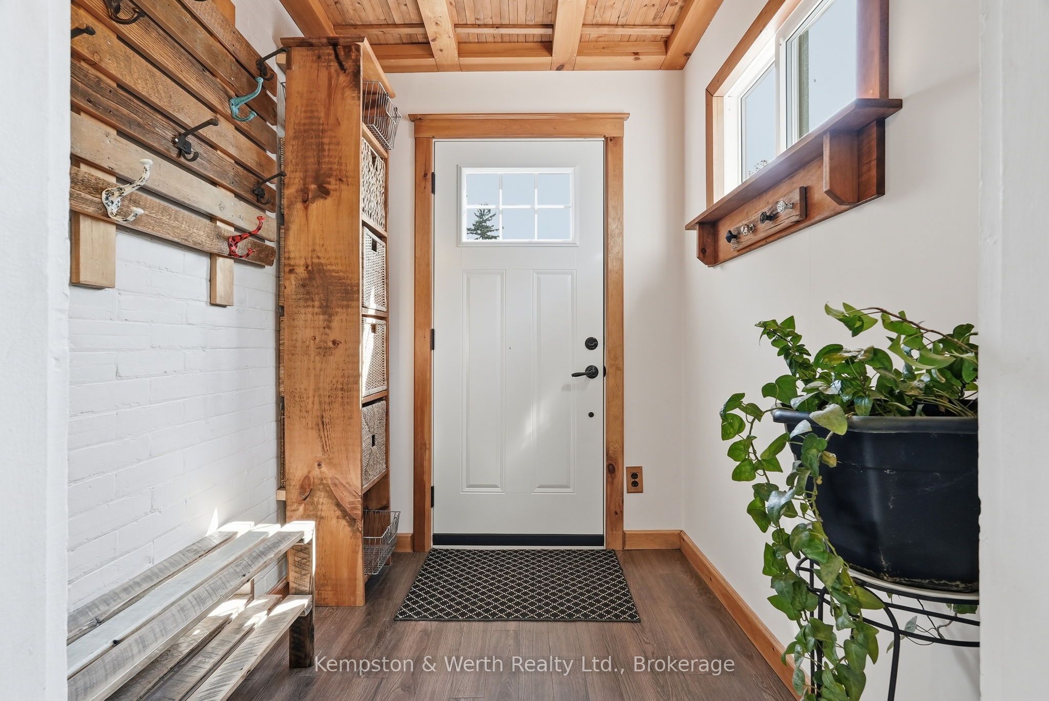545 Main Street E