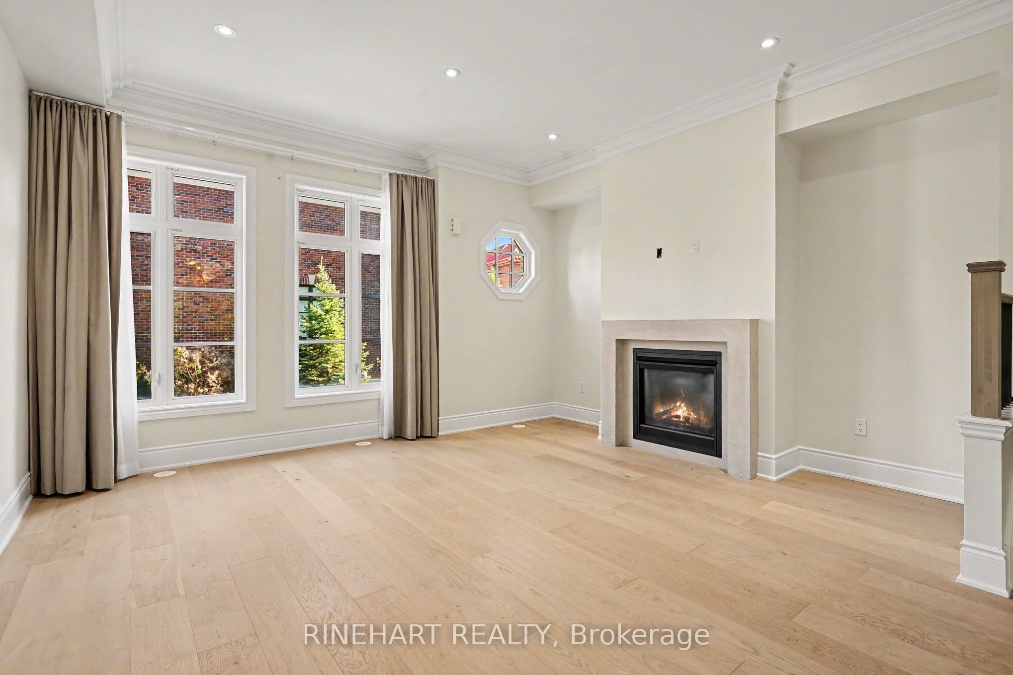 2082 Queensborough Gate