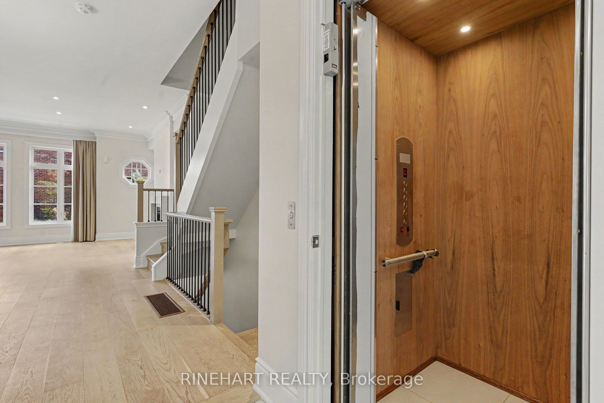 2082 Queensborough Gate