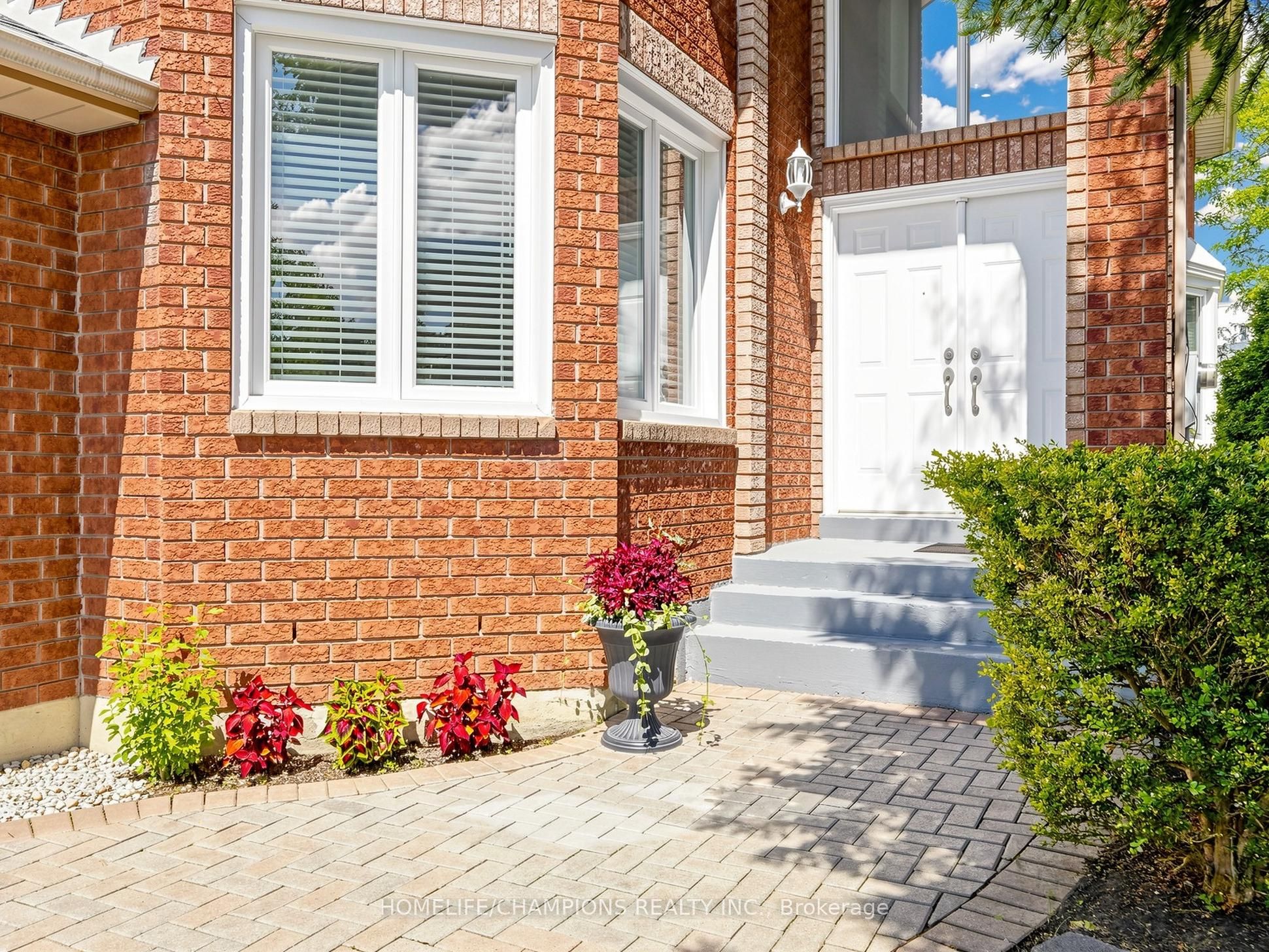 1622 Sandhurst Crescent
