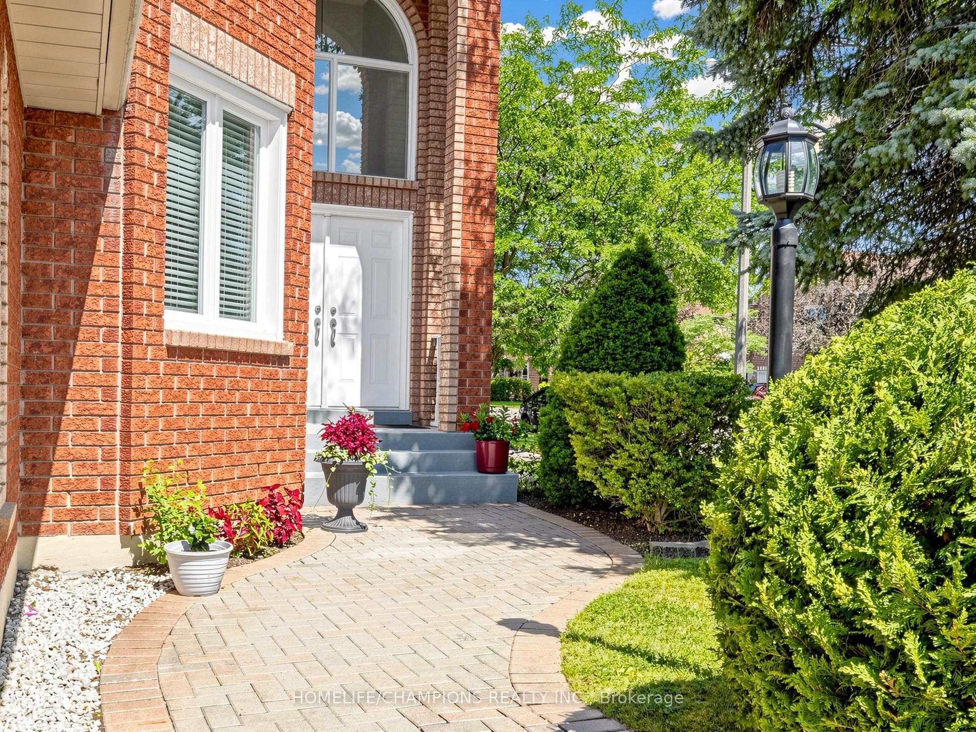 1622 Sandhurst Crescent