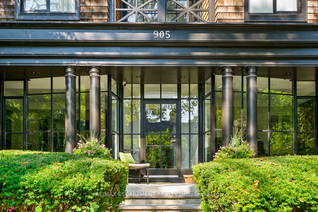 905 Sangster Avenue
