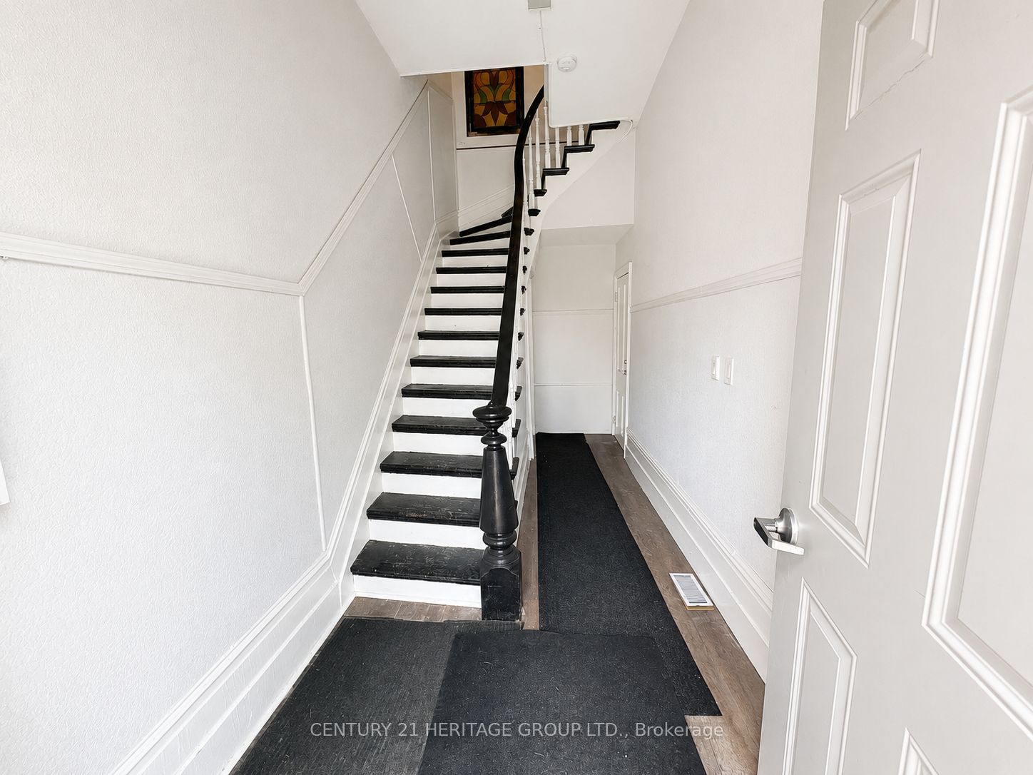 28 Queen Street N