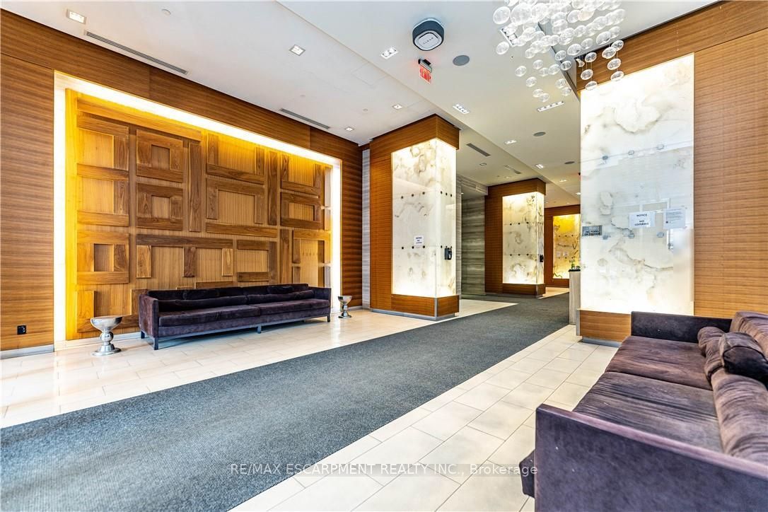 300 Front Street W 307