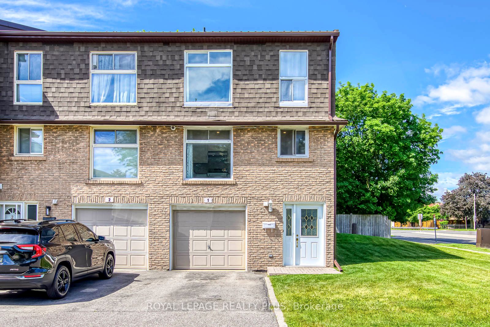 640 RATHBURN Road E 1