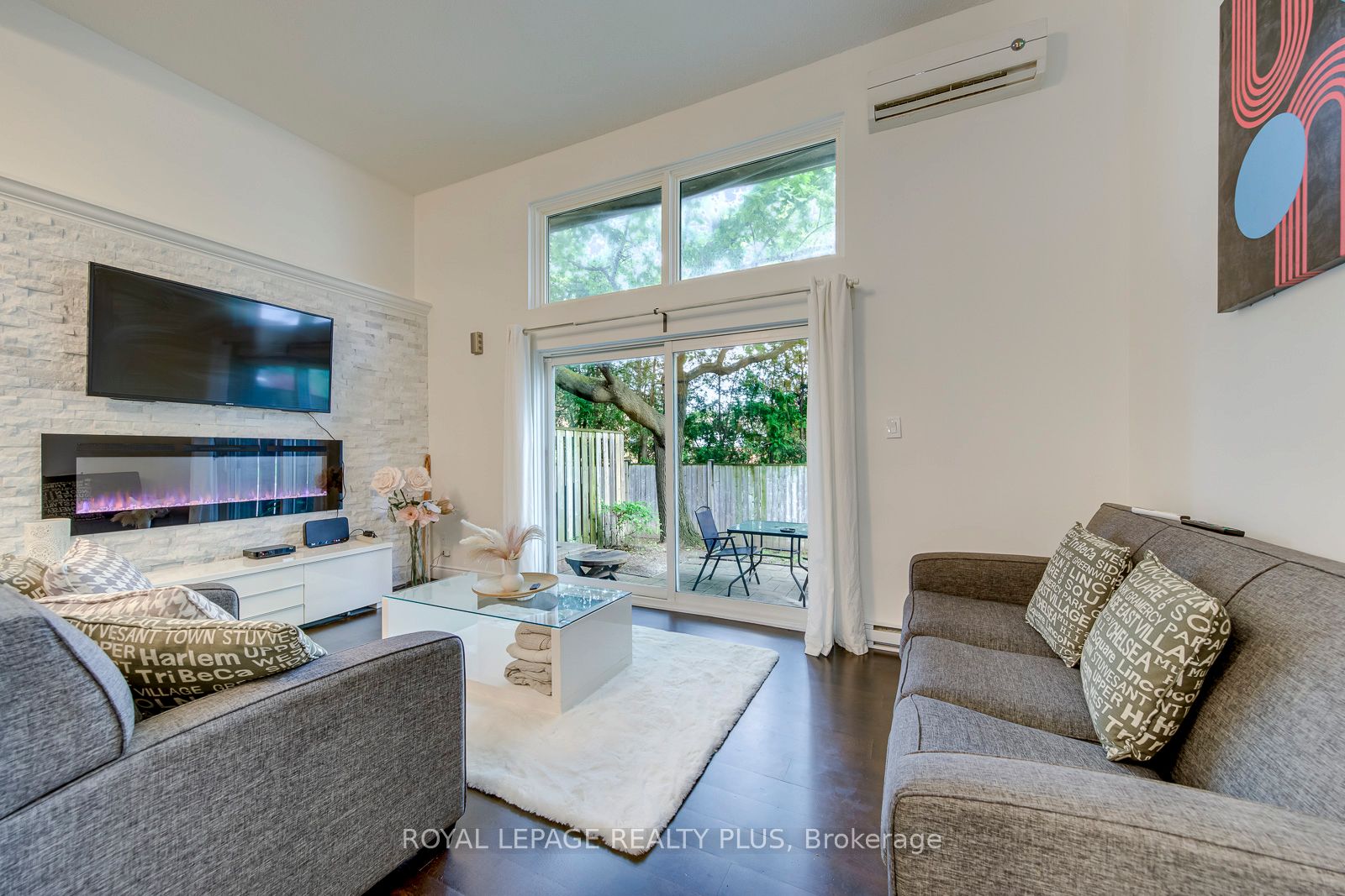 640 RATHBURN Road E 1