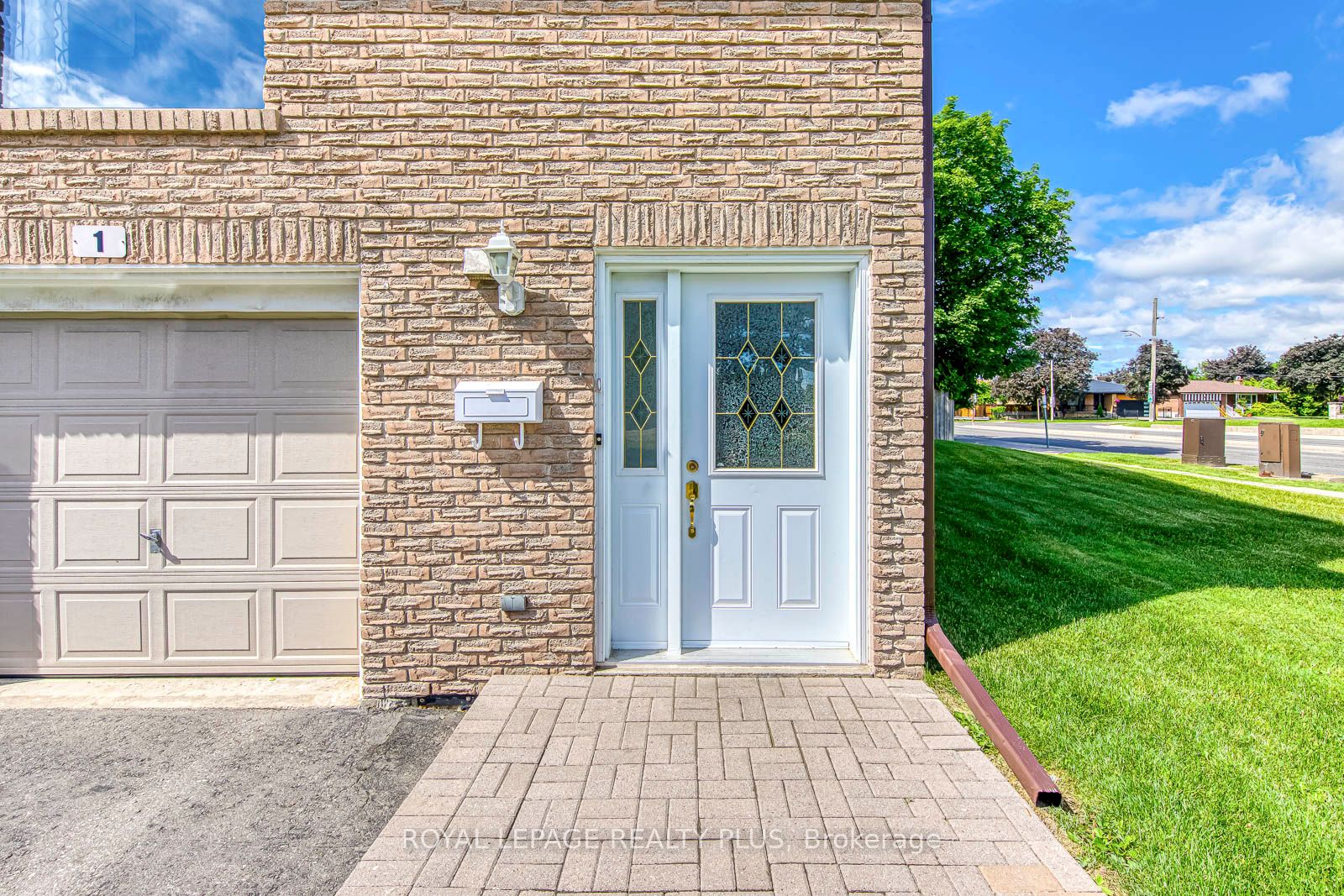 640 RATHBURN Road E 1