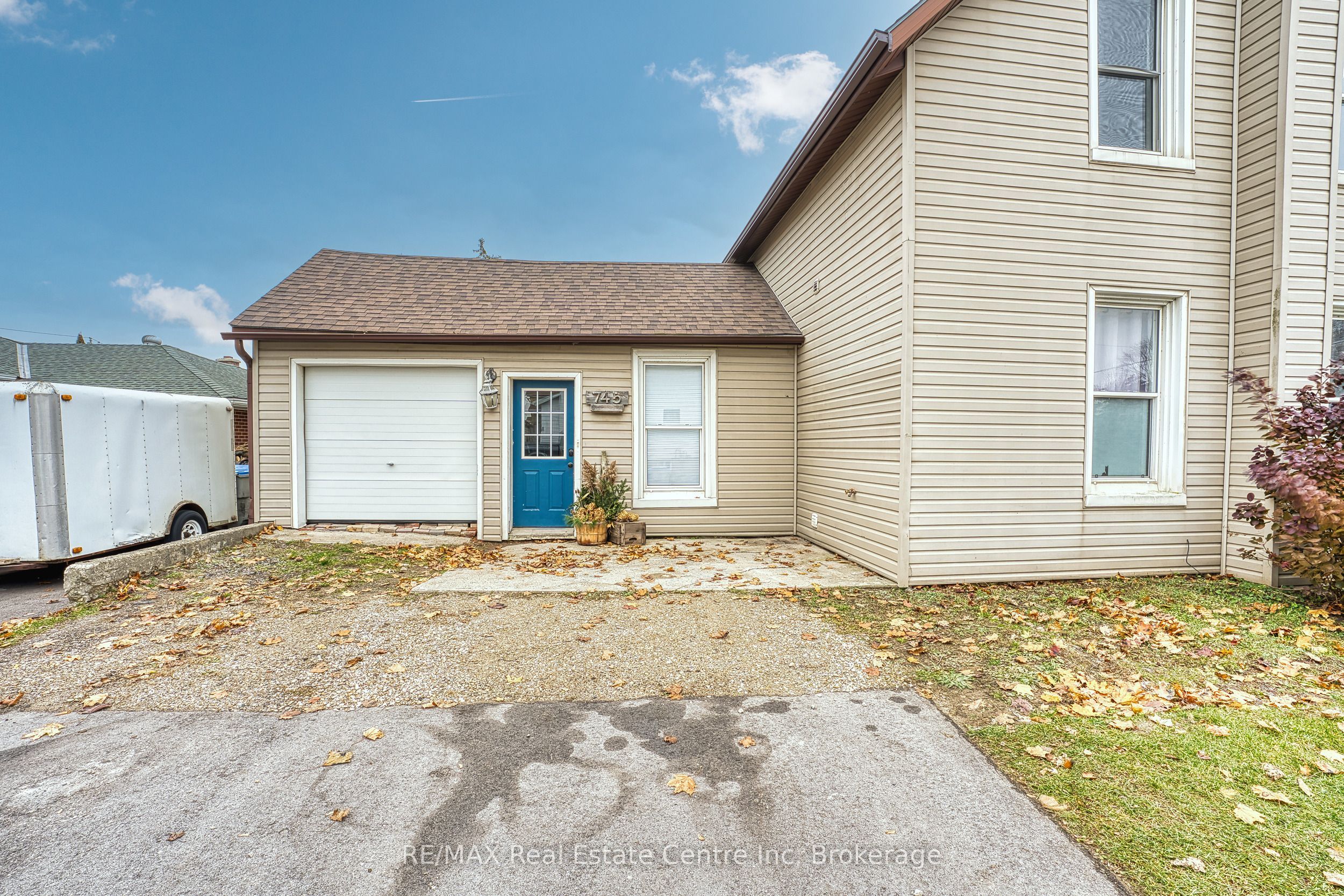 745 Main Street W