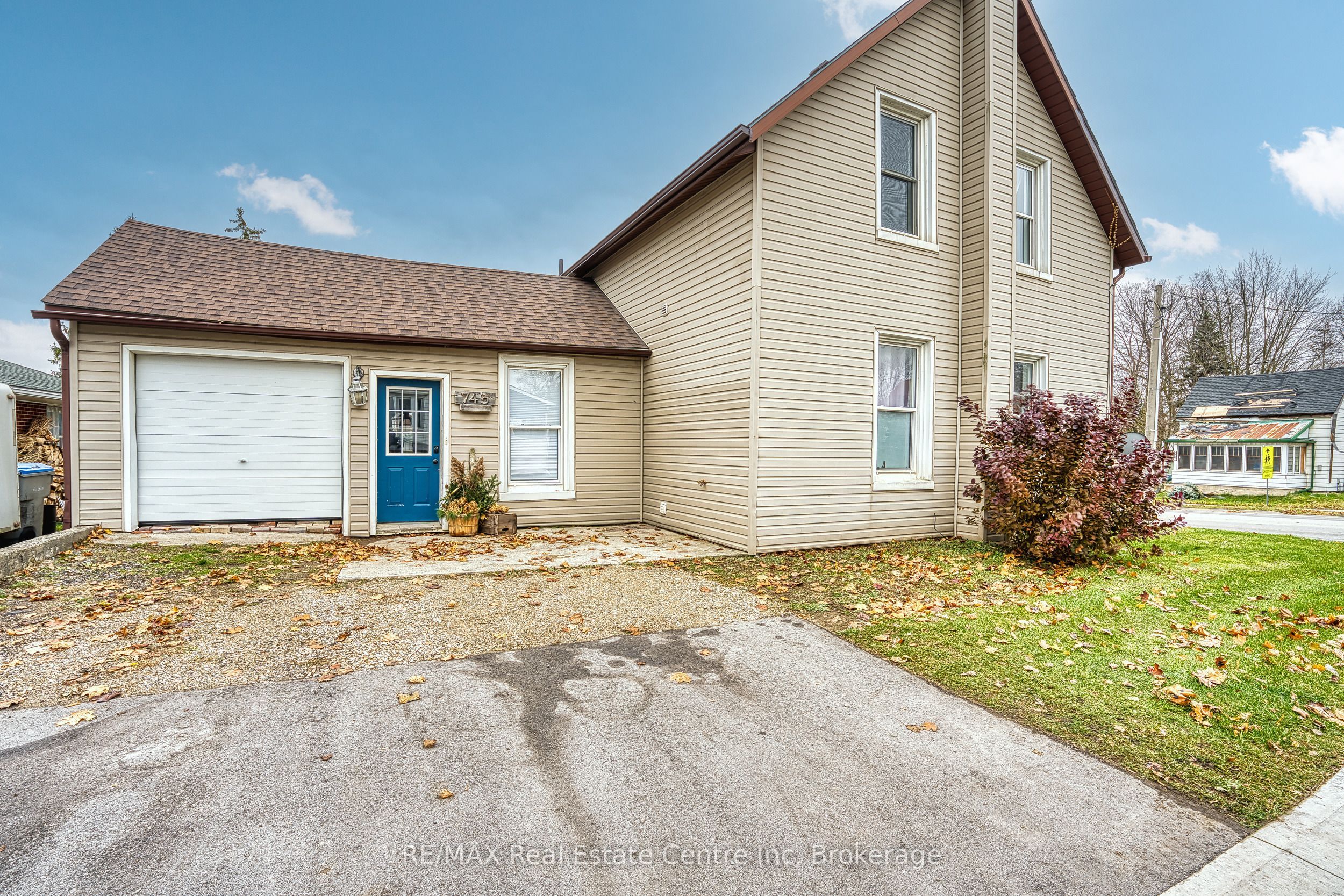 745 Main Street W