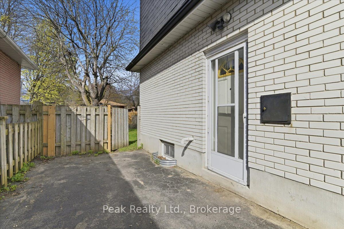 644 Perry Crescent
