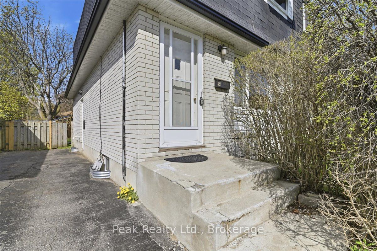 644 Perry Crescent