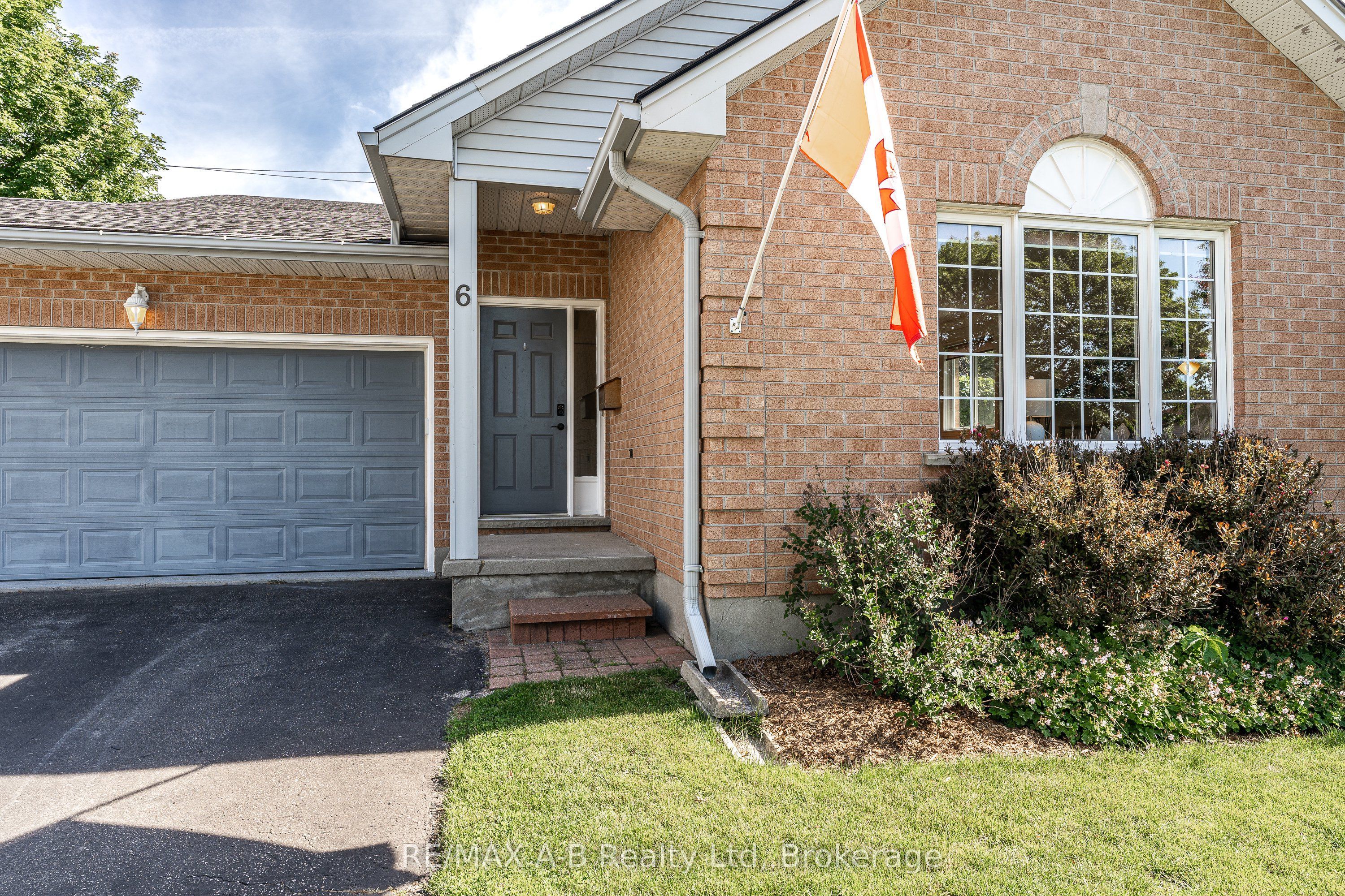 6 Meadowridge Court
