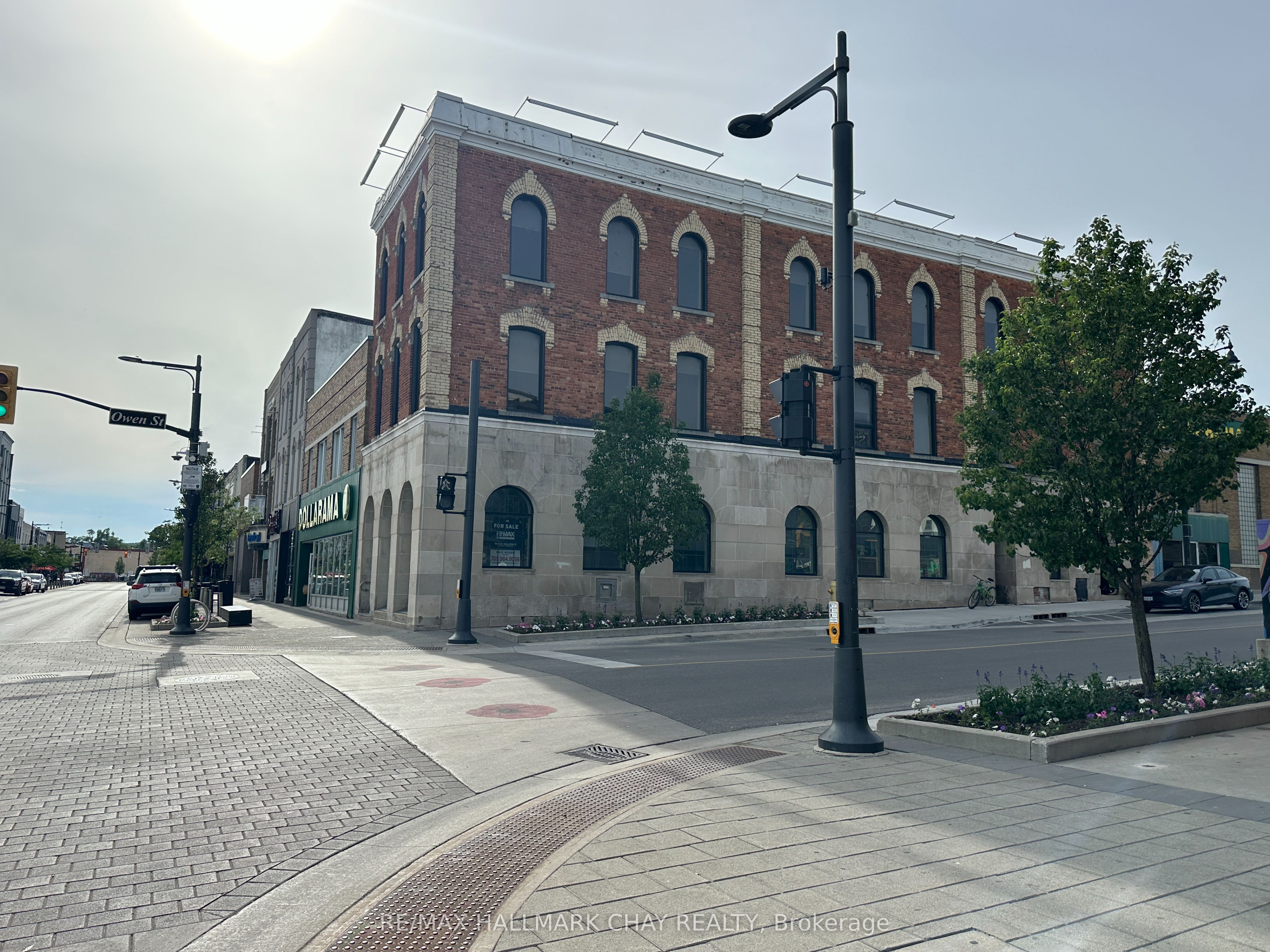64 Dunlop Street E