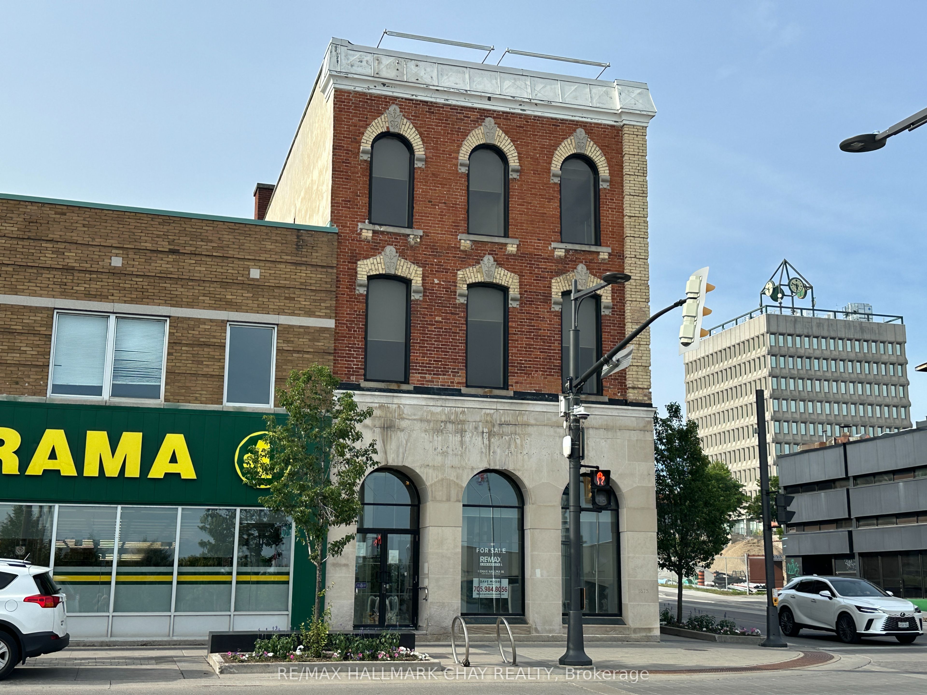 64 Dunlop Street E