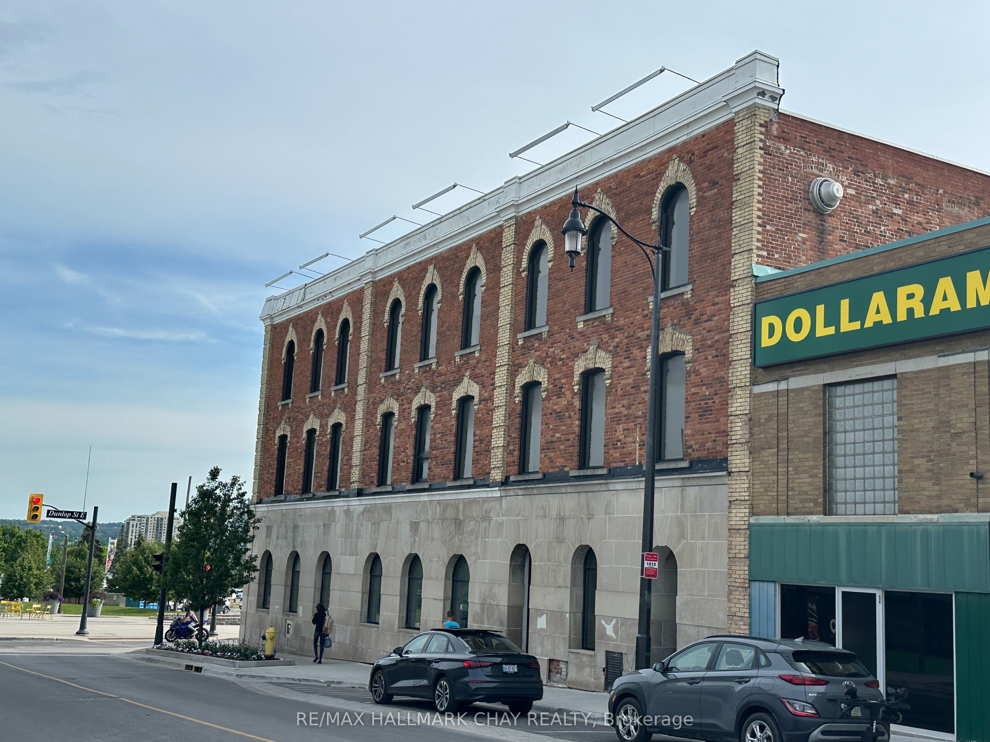 64 Dunlop Street E