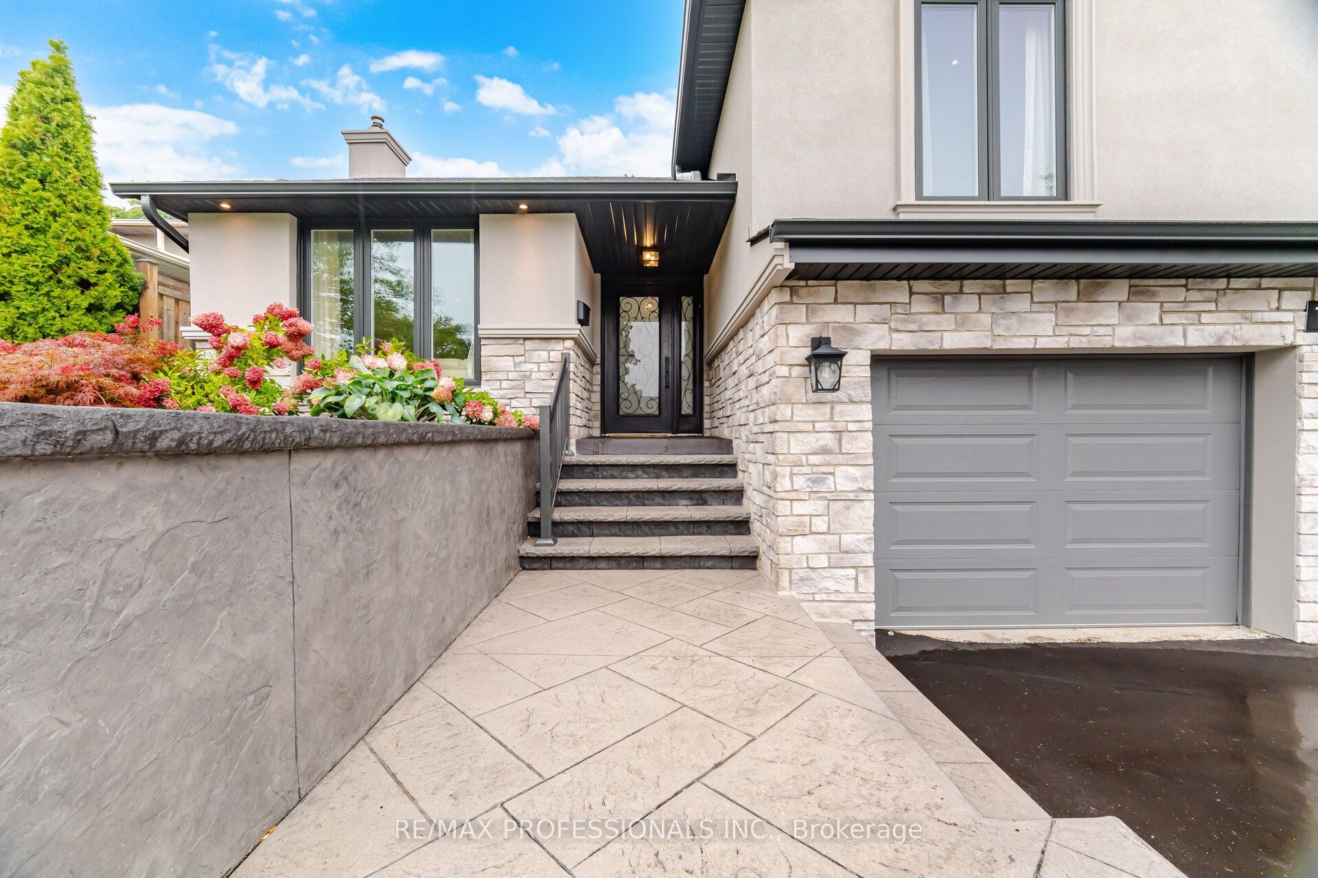 1062 Mississauga Valley Boulevard