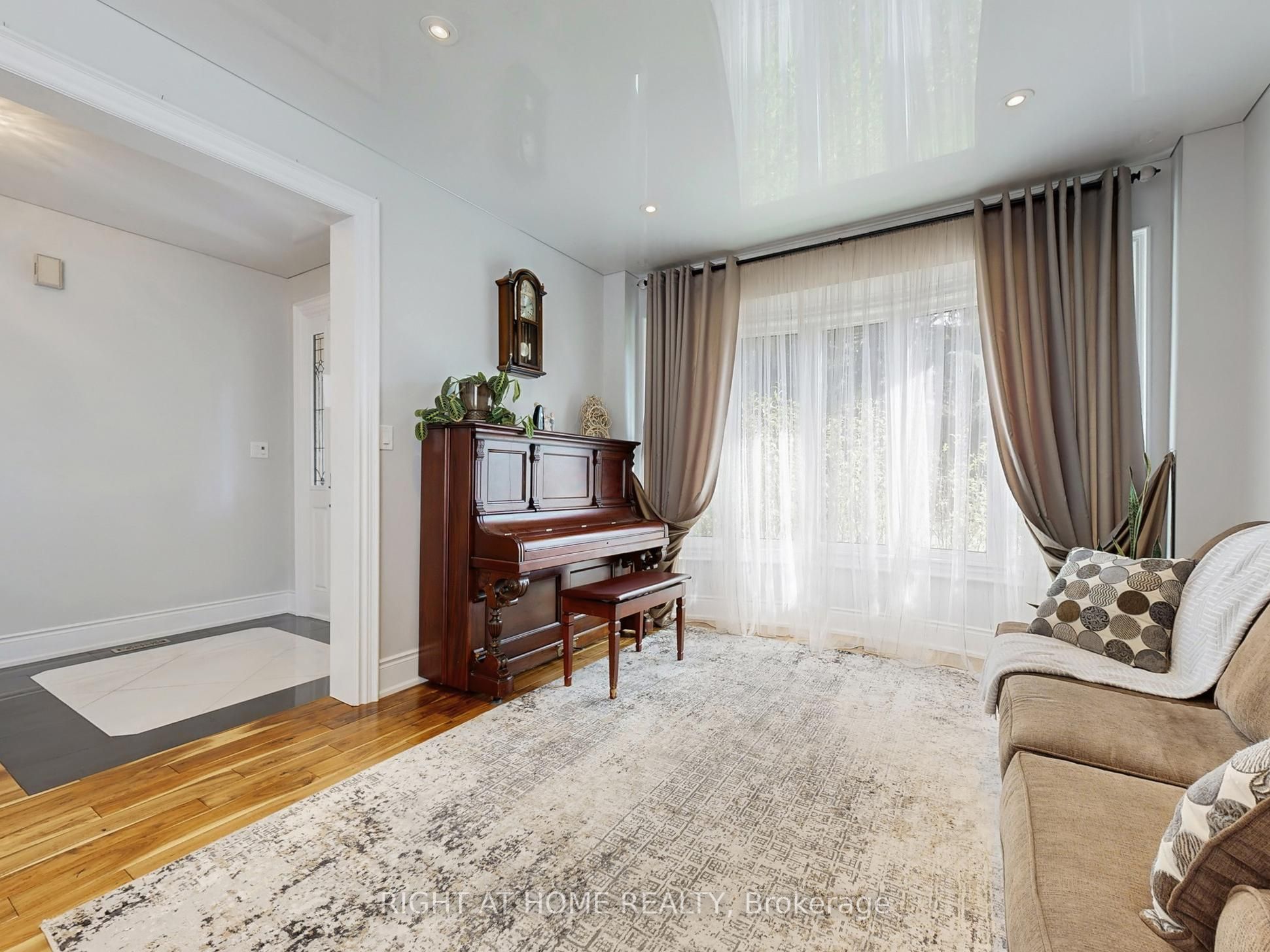 963 Northern Prospect Crescent