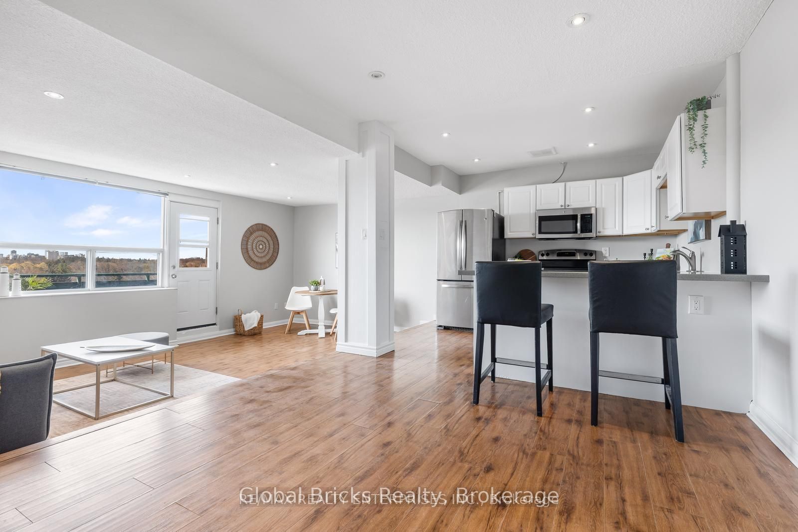 49 Queen Street E 901