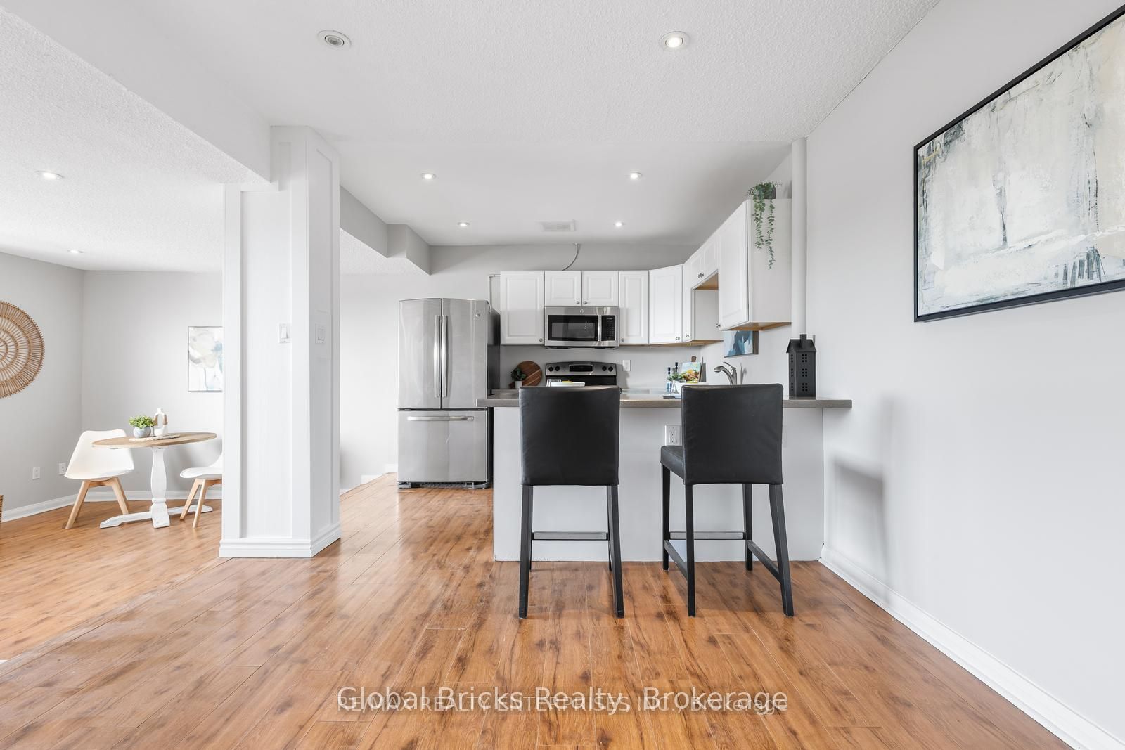 49 Queen Street E 901