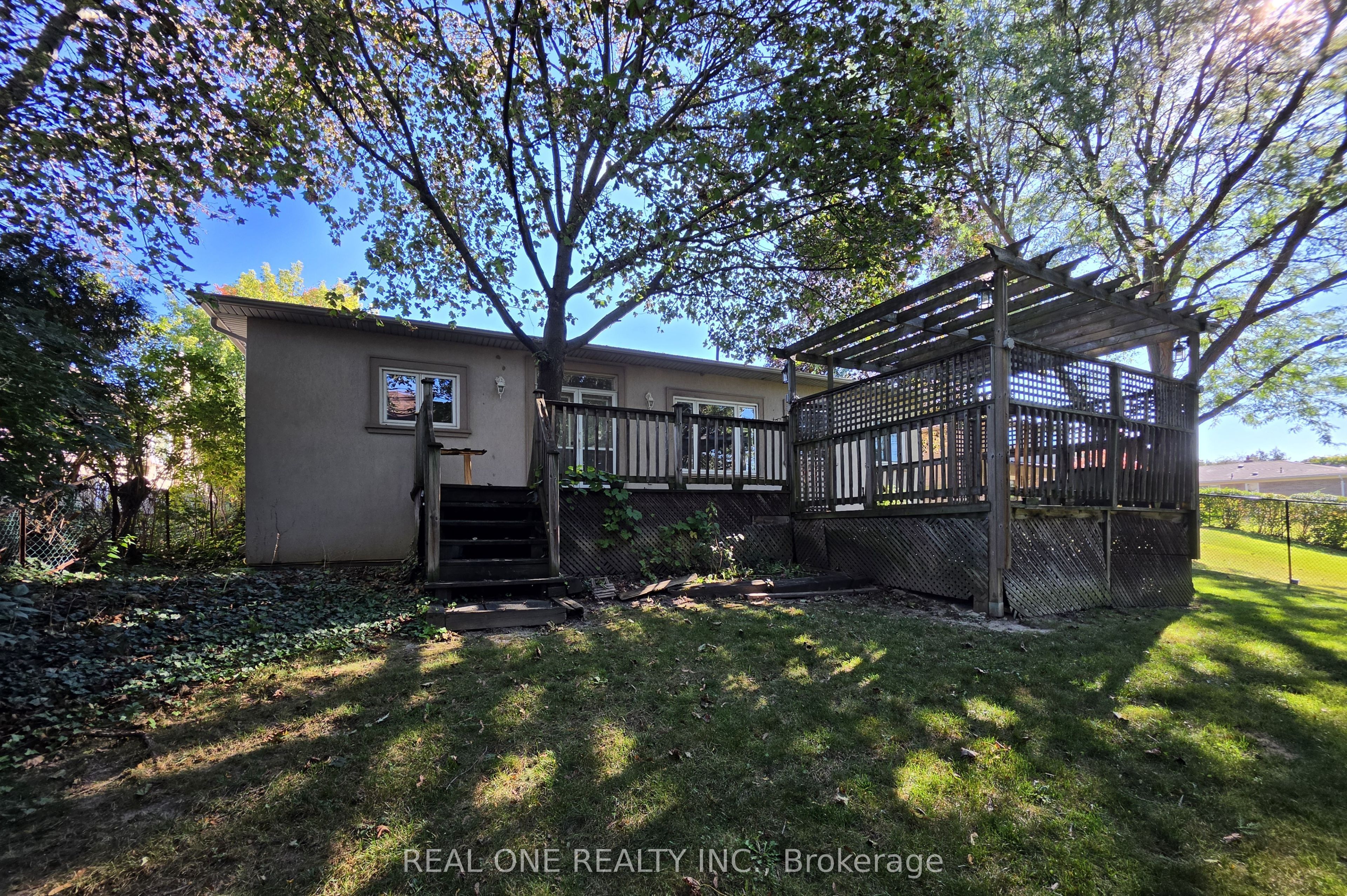 36 Wildrose Crescent E