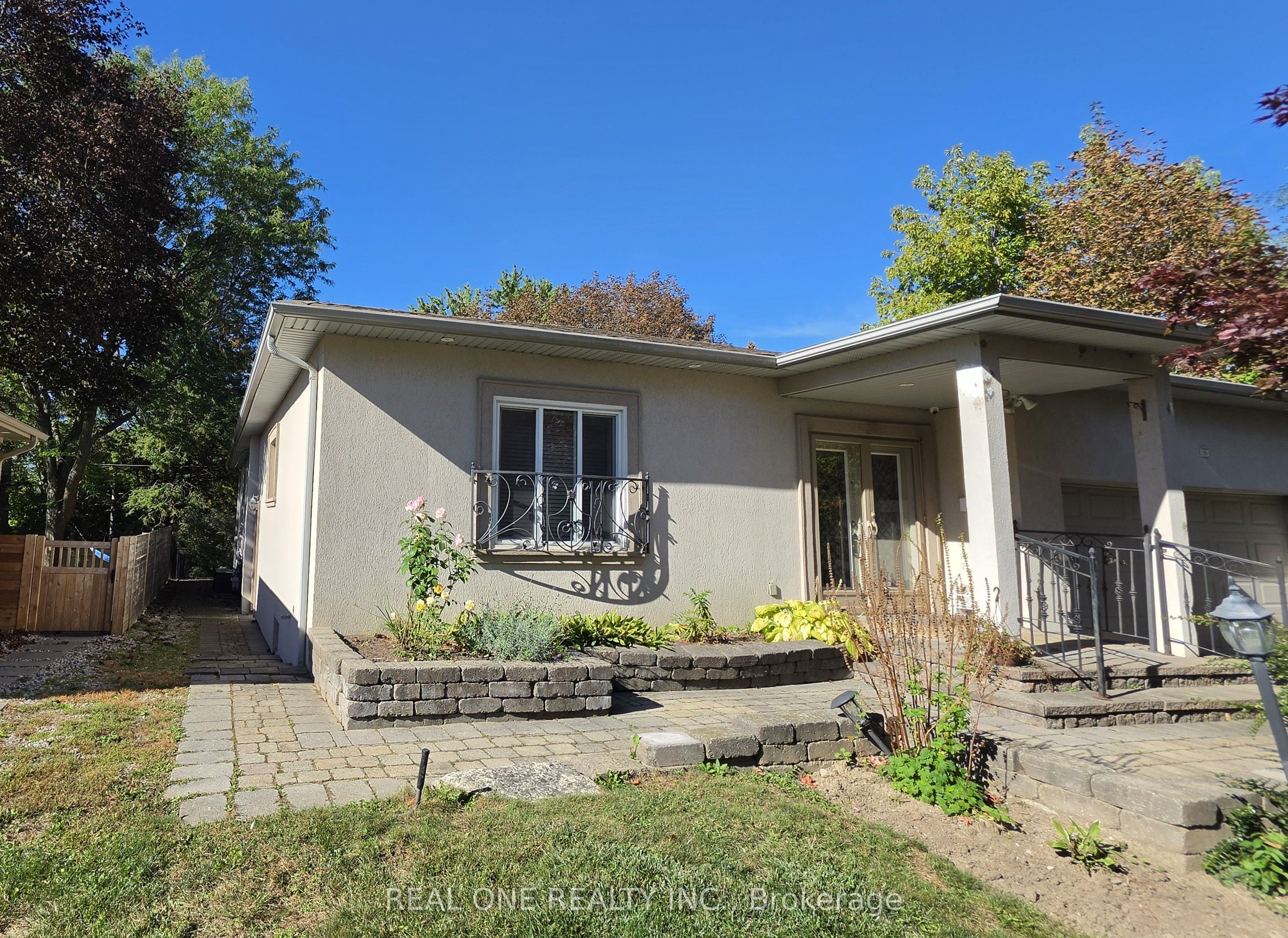 36 Wildrose Crescent E