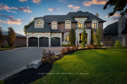 82 Elizabeth Grove King ON L7B 1H6