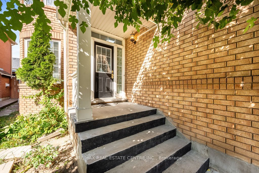 3696 Waterfall Crescent