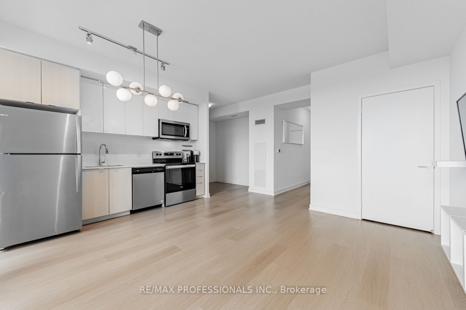 859 The Queensway N/A 313