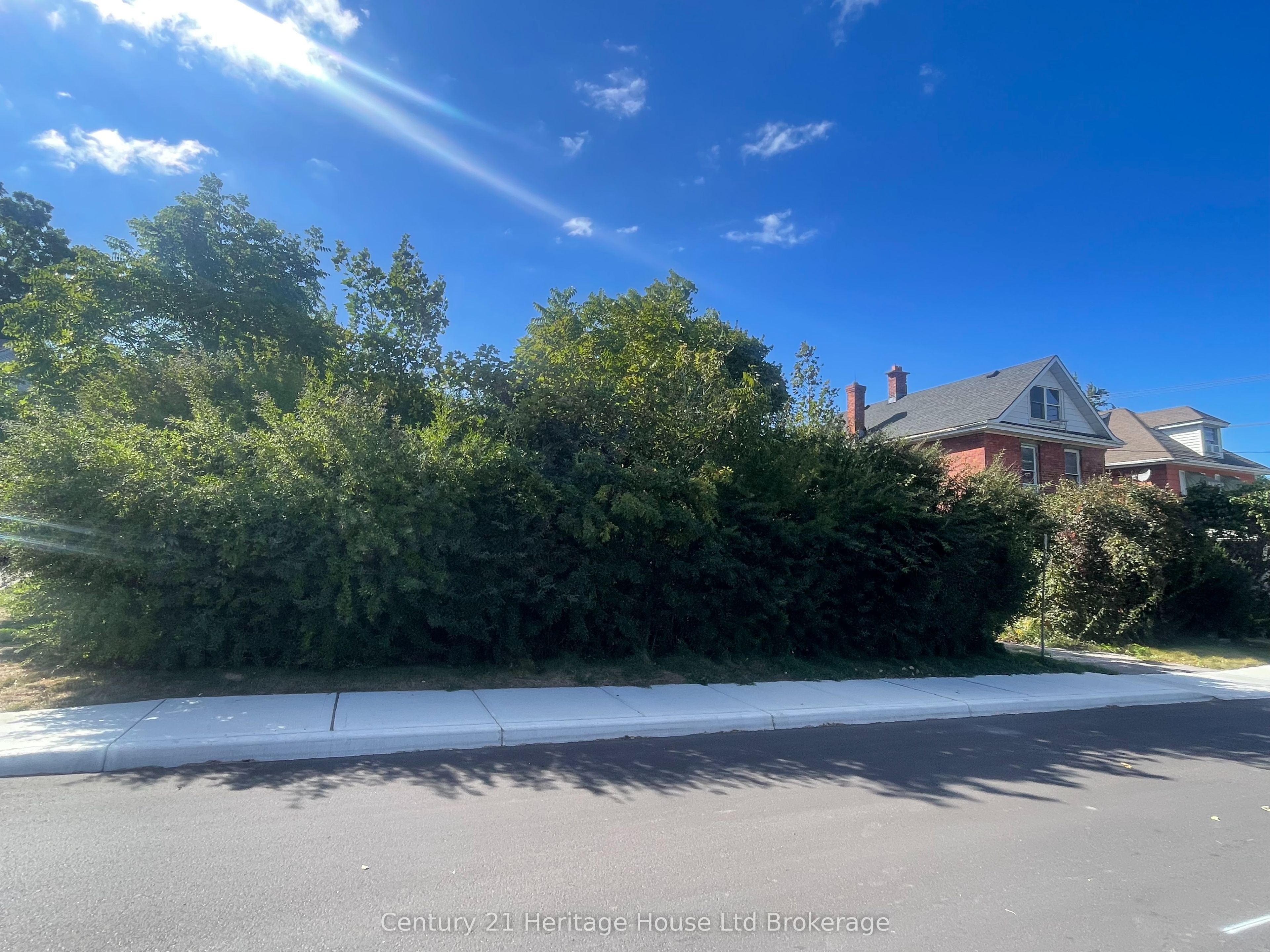199 Wellington Street N