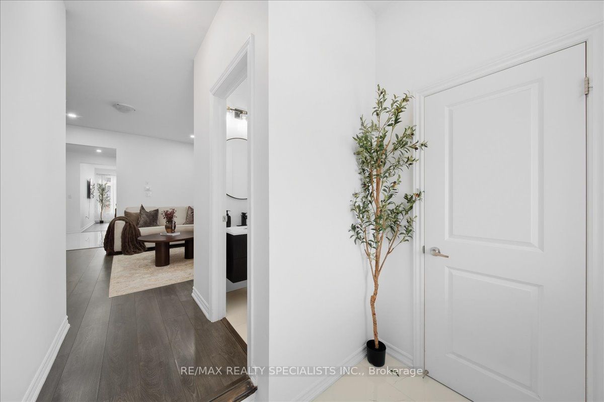 90 FERRAGINE Crescent