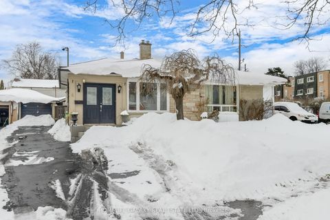 4 Frankton Crescent Toronto W05 ON M3J 1C1