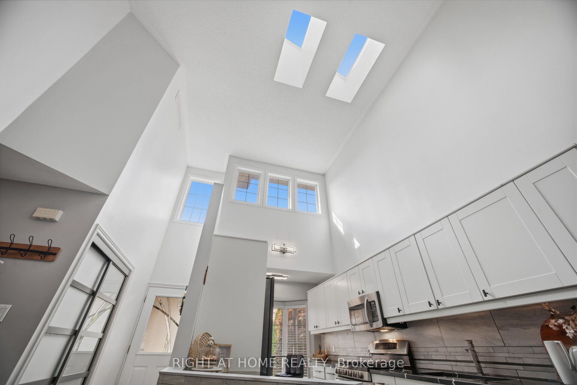 3064 Lakeshore Road W
